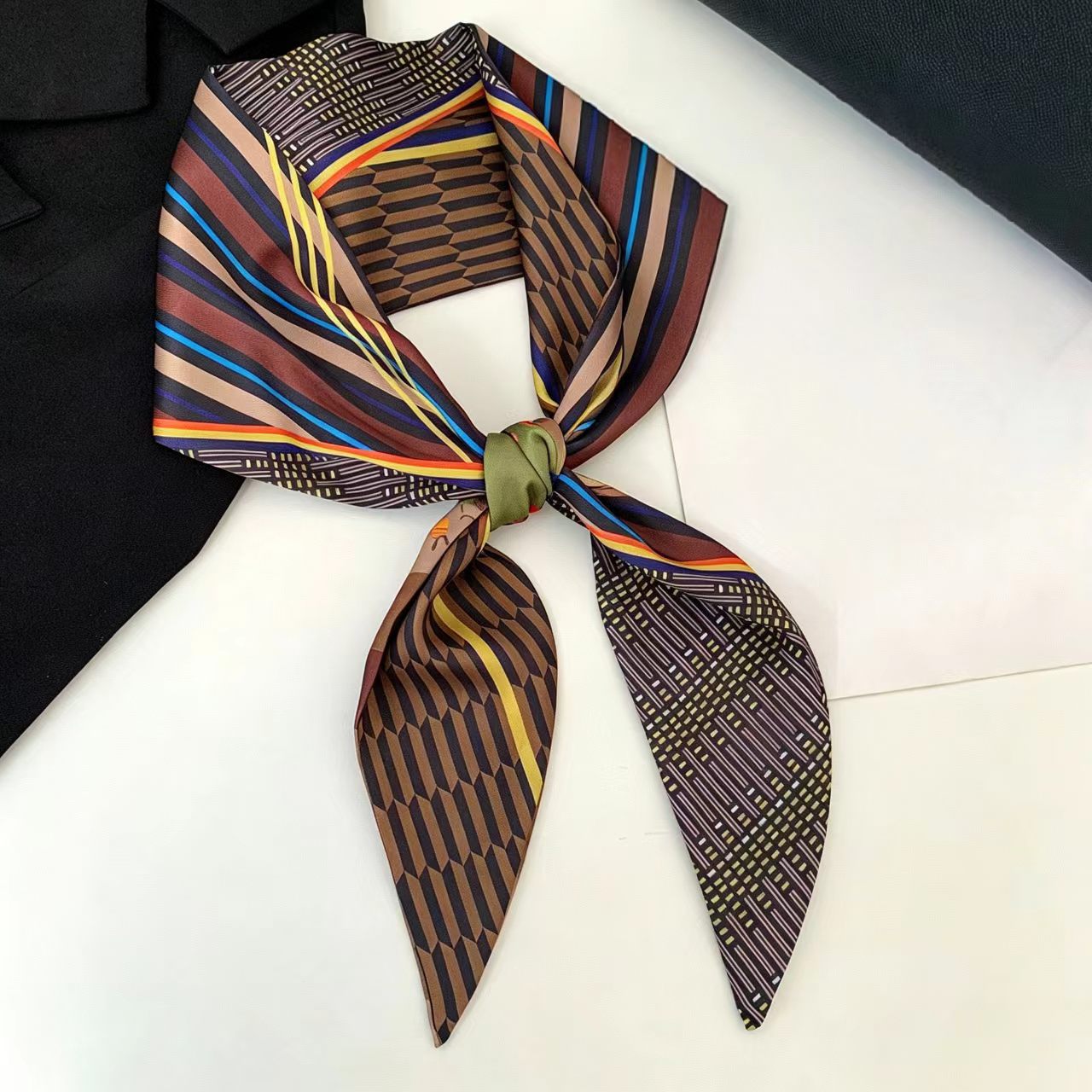 Women Bags On Sale - Foulard en soie biaisé imprimé de